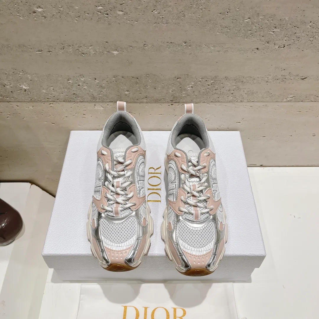 👟👟Ex-factory price 560👟👟 (top version) The latest hot model, the star model 2024 main hot product, the newly released Dior Dior Chrono new casual sports shoes, running shoes and dad shoes are really cool, full of futuristic feeling! Really cool! Once again interpreting Dior's concept of cool fashion, the lucky star will bless you with good luck. The new EVA sole is super light and super soft! A perfect replica of the original! Fully matched material and mold! ! 35-40
